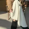 Foto real das novas calças femininas de outono 2026: calças casuais de lã de cashmere de cintura alta, levemente flare, perna larga, comprimento total para mulheres