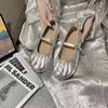 Zapatos Mary Jane plateados de boca profunda con tacón plano y pliegues rojos cibernéticos, nuevos zapatos de cuero pequeños de primavera 2025 para mujer, combinables con todo.