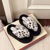 Moda con estampado de leopardo ropa de exterior 2026 Otoño/Invierno pantuflas peludas para mujer, pantuflas de algodón nuevo estilo, ropa de casa de moda, suela gruesa con cruzado