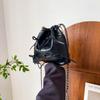 Bolso tipo cubo plateado para mujer, mochila informal de gran capacidad con cadena de nicho, mochila de viaje multifuncional plisada de alto nivel