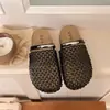 Diseño de Nuevos Modelos Primavera/Verano de Sandalias Planas Caladas, Zapatillas de Punta Cerrada Gruesas de Nicho 2026 para Uso en Exteriores