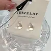 Brincos Pequenos de Lâmpada Falsa tipo Vidro com Gelo, Refrescantes e Elegantes, para Mulheres, Design Único e Requintado, Super Brilhantes e Etéreos, Versáteis para o Verão
