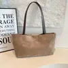 Bolso tote de color sólido mate para mujer, gran capacidad, bolso de mano nicho coreano, versátil para ir al trabajo, bolso de hombro y para debajo del brazo para mujer