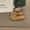 Medias zapatillas cerradas de estilo francés versátiles con diseño calado para el hogar para mujer, nuevas sandalias planas transpirables de verano para exteriores