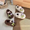 Zapatos peludos casuales estilo francés 2025 Invierno Nuevos estilo coreano para niñas Lindos Bloques de color Lazo Nudo Suela suave Forro de felpa Zapatos de algodón
