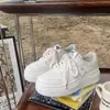 Populares tenis blancos de suela gruesa para mujer, estilo Hong Kong de otoño para aumentar la altura, nuevos 2026 versátiles casuales para estudiantes, zapatillas deportivas para mujer