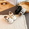 Sapatos de couro para meninas, mocassins infantis estilo coreano, novos sapatos de performance estilo britânico para primavera e outono, mocassins de bebê com solas macias