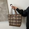 Bolsa Xadrez Vintage de Grande Capacidade para Outono e Inverno Feminina 2024 Nova Bolsa de Ombro para Lazer e Trabalho Bolsa Tote para Estudante Universitário