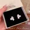 Brincos de Tarraxa Flor de Esmalte Branco para Mulheres Exclusivos de Nicho Versáteis Brincos com Toque de Luxo Temperamento Novo Acessórios de Brinco Atacado