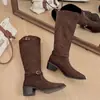 Botas de color liso estilo retro, adelgazantes y favorecedoras con hebilla, botas de equitación de punta fina otoño 2026, botas largas de moda de tacón grueso de ante