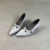 Zapatos de mujer de piel de oveja súper suaves con punta fina estilo francés, modelo nuevo 2026, tacón de cuña, corte bajo, tacones altos versátiles y elegantes para el lugar de trabajo y para ir al trabajo