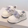 Padrão de desenho bordado no cabedal, laço de fita, tênis versáteis e estilosos para meninos e meninas, sapatos infantis para o início do outono de 2026