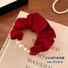 Deslumbrante Scrunchie Vermelho Veludo de Ano Novo para Mulheres, Elástico de Cabelo de Pérola Falsa de Alta Qualidade, Acessório de Cabelo Festivo para Penteados de Coque