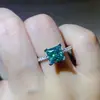 Anillo de princesa cuadrado de oro rosa con moissanita verde chapado en oro rosa AU750 venta al por mayor con soporte de certificado