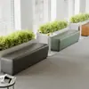 Conjunto de sofá longo simples e moderno com bancos para trocar de sapato para recepção, áreas de lazer e descanso em salões de beleza e escritórios de vendas onde os pais esperam.
