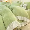 Juego de cuatro piezas de sábanas de leche de terciopelo tallado tridimensional simple y fresco, con borde completamente mate, clase A, juego de cama de tres piezas con sábana bajera y falda de cama 1