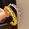 Banho Eletrolítico de Ouro Real 18K Luxo Acessível Zircônia Recortada Flor de Trevo Aberta Pulseira High-End Nicho Elegante Joia de Mão para Mulheres