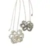Moderna cadena para la clavícula con colgante de flor de perlas de alta gama, lujo ligero, elegante, estilo ins, diseño de nicho para mujer