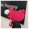 Bolsa feminina de corrente para sob o braço com alça de ombro de corrente e pingente de pompom fofo. Cabe um telefone celular, batom e outros itens pequenos.