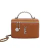 Bolsa de maquillaje modelo nuevo 2026 transfronteriza, elegante y versátil, con sensación de alta gama, bolso de cadena de rejilla bordada, bolso de hombro y cruzado con estampado de letras