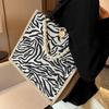 Bolsa de mano de gran capacidad para celebridad de internet ins, femenina, popular 2023, moda, bolsa de maternidad femenina, bolso de hombro de alta gama