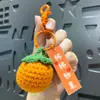 Chaveiro criativo de pelúcia trançado "Coisas Boas Acontecem", pequeno pingente, chaveiro de bolsa de caqui crochê de desenho animado, pequeno presente
