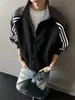 Sudadera cárdigan de color block a rayas estilo americano con cuello alto para hombre, marca de moda, nueva chaqueta deportiva casual holgada de otoño e invierno para hombre