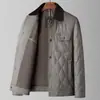 Jaqueta casual leve acolchoada de algodão com visual de seda, gola mandarim, color block, estilo workwear, para homens de meia-idade e jovens, incorporando uma estética "old money".
