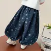 Pantalones de mezclilla estilo coreano para niña con estrellas y estilo linterna Primavera/Otoño 2026 Nueva Moda Infantil Jeans Elegantes para Niña Pequeña