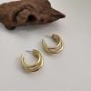 Pendientes populares de estilo coreano con tres anillos chapados en oro auténtico, pendientes sencillos de viento, pendientes vintage redondos retro, joyería para las orejas.