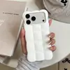 Adecuado para la funda del teléfono Apple 17, con un diseño en relieve 3D, una textura suave y acolchada, y un color blanco lechoso simple; también compatible con iPhone 18 Pro Max, con un diseño temático de nube
