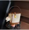 Bolso tote pequeño de trabajo de alta gama súper popular para mujer, nuevo otoño 2026, bolso de hombro único, bolso cruzado para ir al trabajo