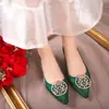 Zapatos de salón de satén de seda, zapatos de boda verdes, zapatos de novia, zapatos de vestir estilo chino Xiuhe con botones de perlas, punta fina, tacón alto grueso
