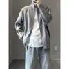 Jaqueta casual masculina com zíper e gola alta, design de faixa lateral, corte solto, modelagem que afina a silhueta, jaqueta moderna estilo coreano