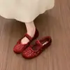 Sapatos Mary Jane plissados com tachas de design exclusivo para mulheres, novos sapatos rasos de camurça com tira para primavera/outono de 2026 para mulheres