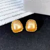 Set de Aretes de Perla con Borde Dorado Ovalados, Estilo Otoño e Invierno, Pendientes Elegantes de Gama Alta Retro de Hong Kong al por Mayor
