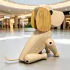 Xinggong produce esculturas de perro imitación madera de fibra de vidrio, adornos de dibujos animados de estilo madera natural simple y esculturas de paisaje personalizadas.