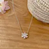 Pendientes de flor 3D de circonita cúbica de lujo ligero estilo francés, un collar de nicho y sofisticado, y un conjunto de joyería de moda y versátil para mujer