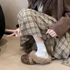 Chinelos de algodão com sola grossa para uso externo no outono e inverno, femininos, quentes, retrô, casuais, forrados com fleece, antiderrapantes, novo estilo para 2026
