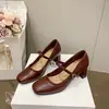 Sapatos pretos de salto alto estilo vintage francês, novo modelo verão 2026, sapatos Mary Jane de uma tira com saltos grossos para o trajeto e trabalho