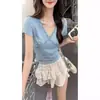 Camiseta azul de manga corta con cuello en V y encaje para mujer, nuevo estilo de verano, suave y entallada, adecuada como capa interior o top corto