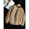Fotos reales de la colección de invierno 2026: nuevo estilo, cuello de color bloqueado, chaqueta acolchada de algodón con patrón de diamantes artística y casual para mujer, corte holgado