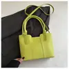 2025 Nuevo Bolso de Mano de Moda Estilo Coreano para Viajes Diarios Bolso de Mujer Elegante Bolso Cubo Estilo Occidental Empalme Bolso Cruzado Casual