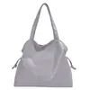 Bolsa tote casual de grande capacidade para mulheres, novo estilo 2026, bolsa de ombro simples e versátil, estilo coreano, descontraída e chique, projetada para ser carregada sob o braço