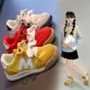 Tênis infantil 2026 primavera e outono novo modelo sapatos esportivos versáteis de sola macia para crianças tênis de treino alemão antiderrapante com estampa de letras da moda para meninos