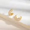 Nuevos Pendientes Cruzados Europeos y Americanos de Venta Caliente Chapados en Cobre Dorado Galvanizados Microincrustados con Circonita Versátiles Simples y Elegantes en Forma de C