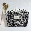 Versão coreana de preto e branco vaca maquiagem saco jacquard saco de embreagem tendência de alto valor de viagem portátil acabamento saco de armazenamento atacado