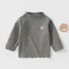 Camiseta básica estilo coreano de cuello semi-alto Clase A, suministro directo del fabricante, suave y versátil para bebés, adecuada para lactantes y niños pequeños