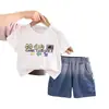 Conjunto de Duas Peças Moda Verão 2026 para Meninos: Roupa Soltinha com Mangas Curtas Estampada de Controle de Jogo com Jeans