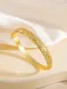 Pulseira em V com Zircônia Microincrustada, Banhada a Cobre com Ouro 18K, Joia Geométrica de Luxo Leve